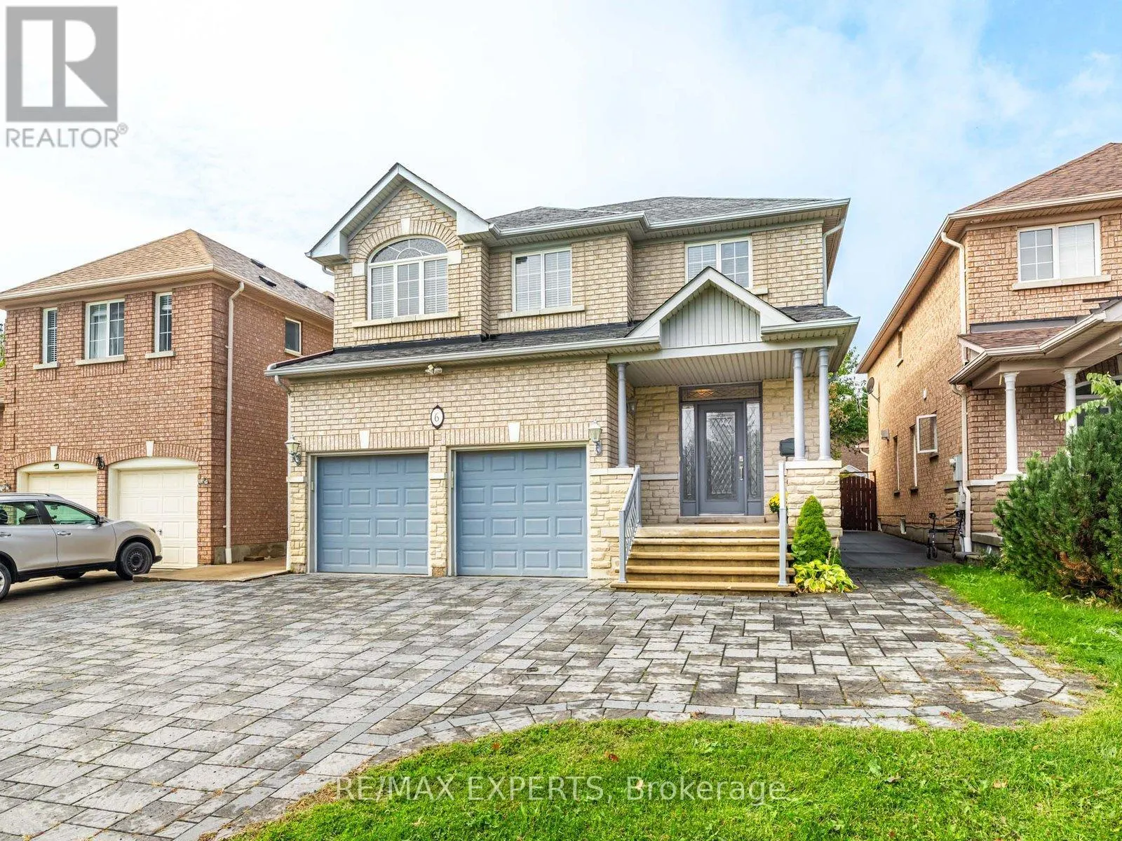 6 LOOKOUT POINT COURT