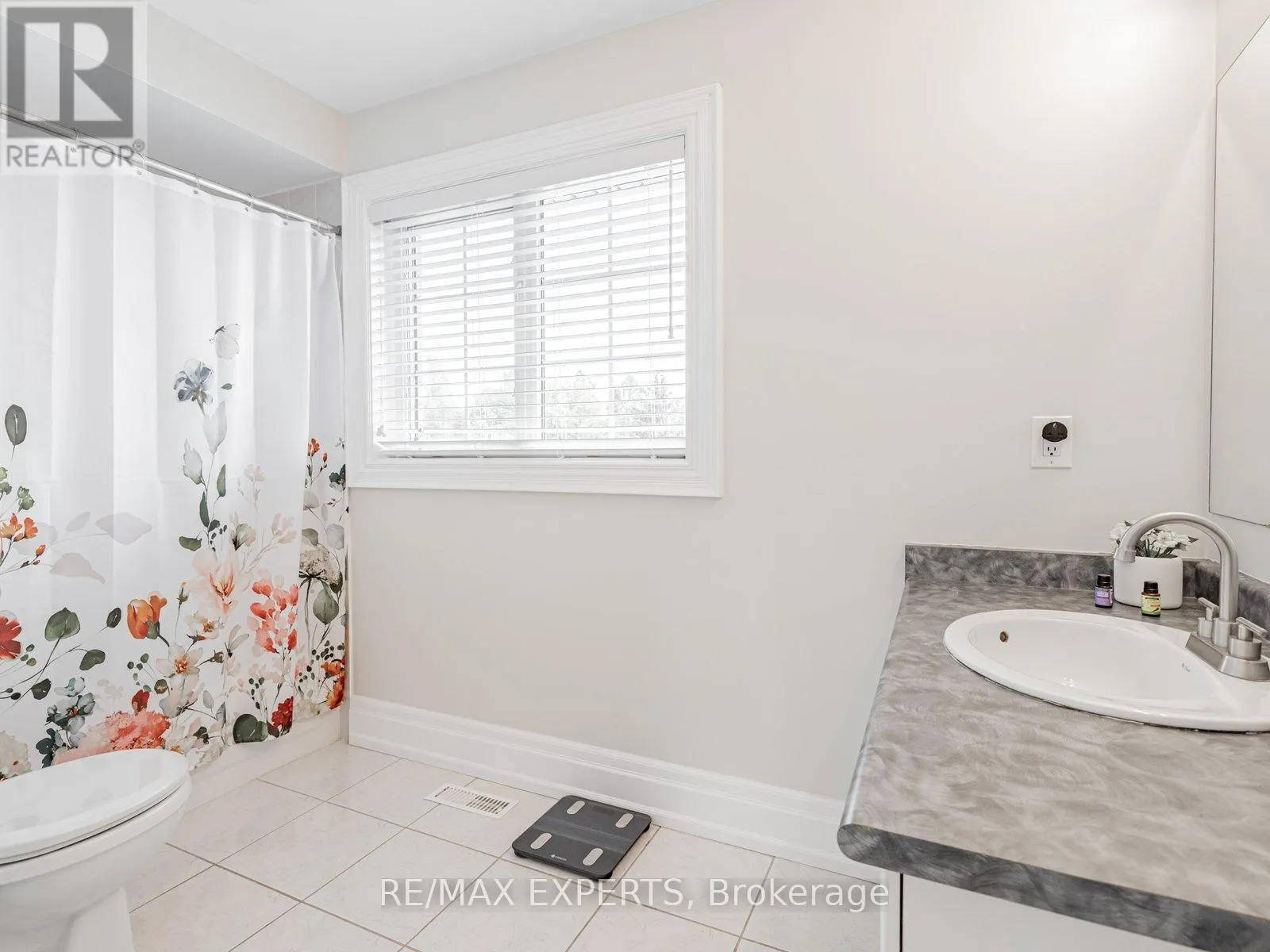 6 LOOKOUT POINT COURT