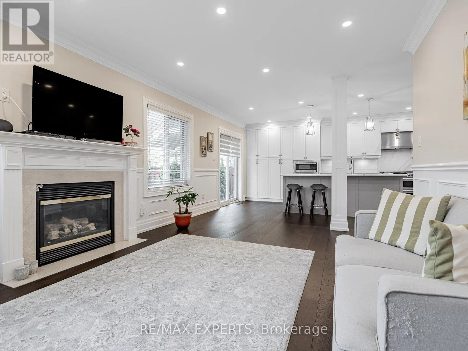 6 LOOKOUT POINT COURT
