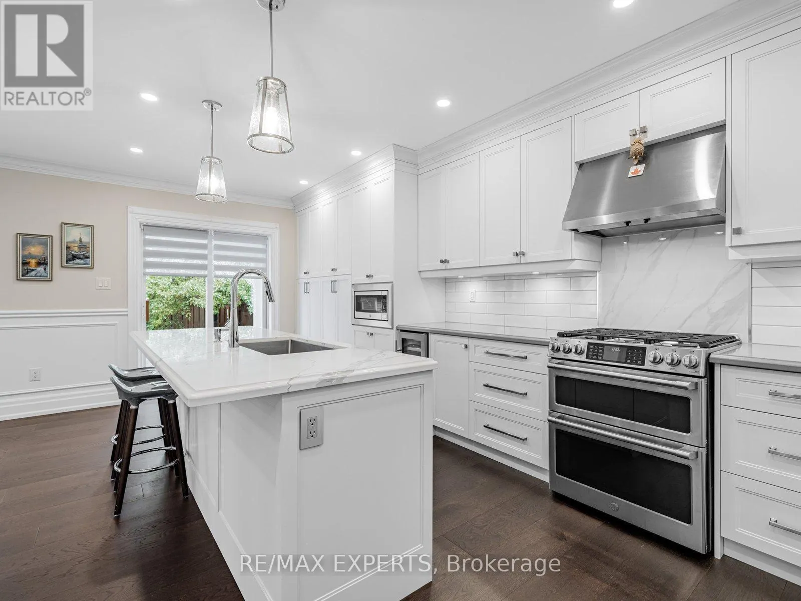 6 LOOKOUT POINT COURT