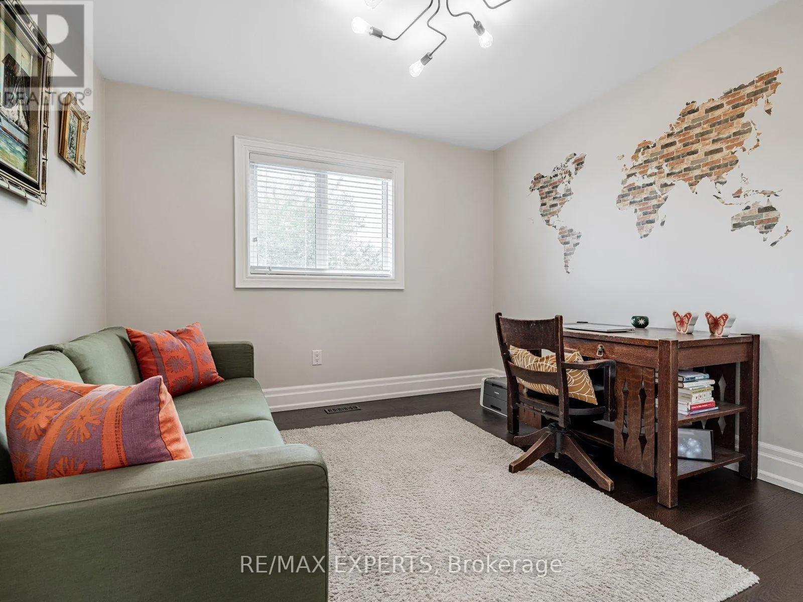 6 LOOKOUT POINT COURT