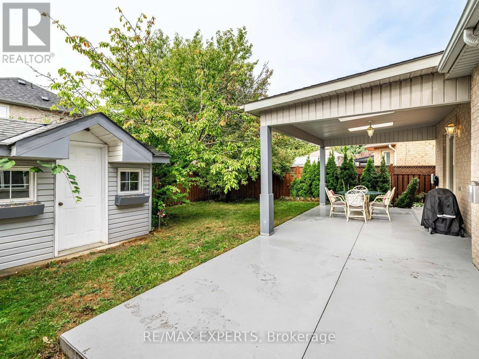 6 LOOKOUT POINT COURT