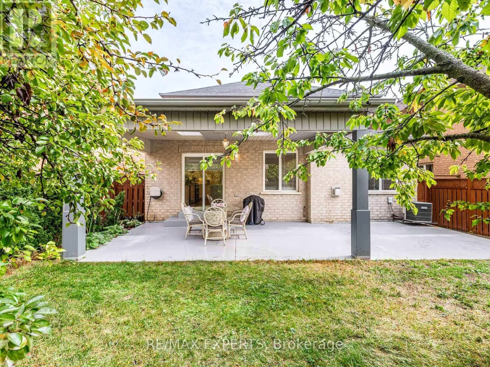 6 LOOKOUT POINT COURT