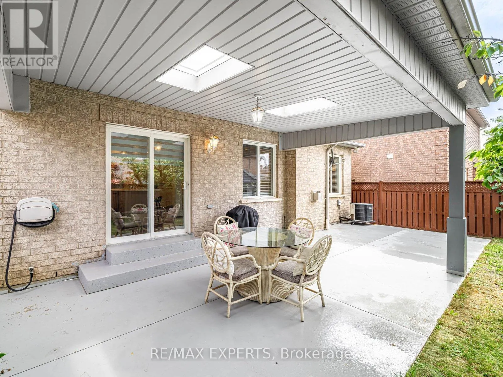 6 LOOKOUT POINT COURT