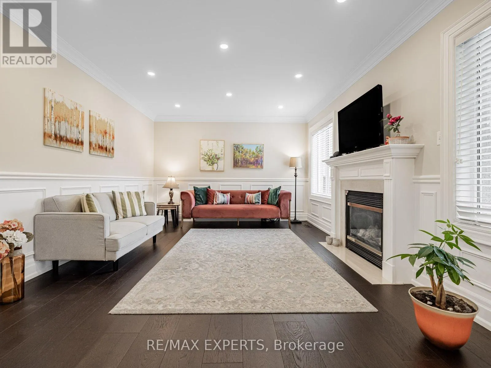 6 LOOKOUT POINT COURT