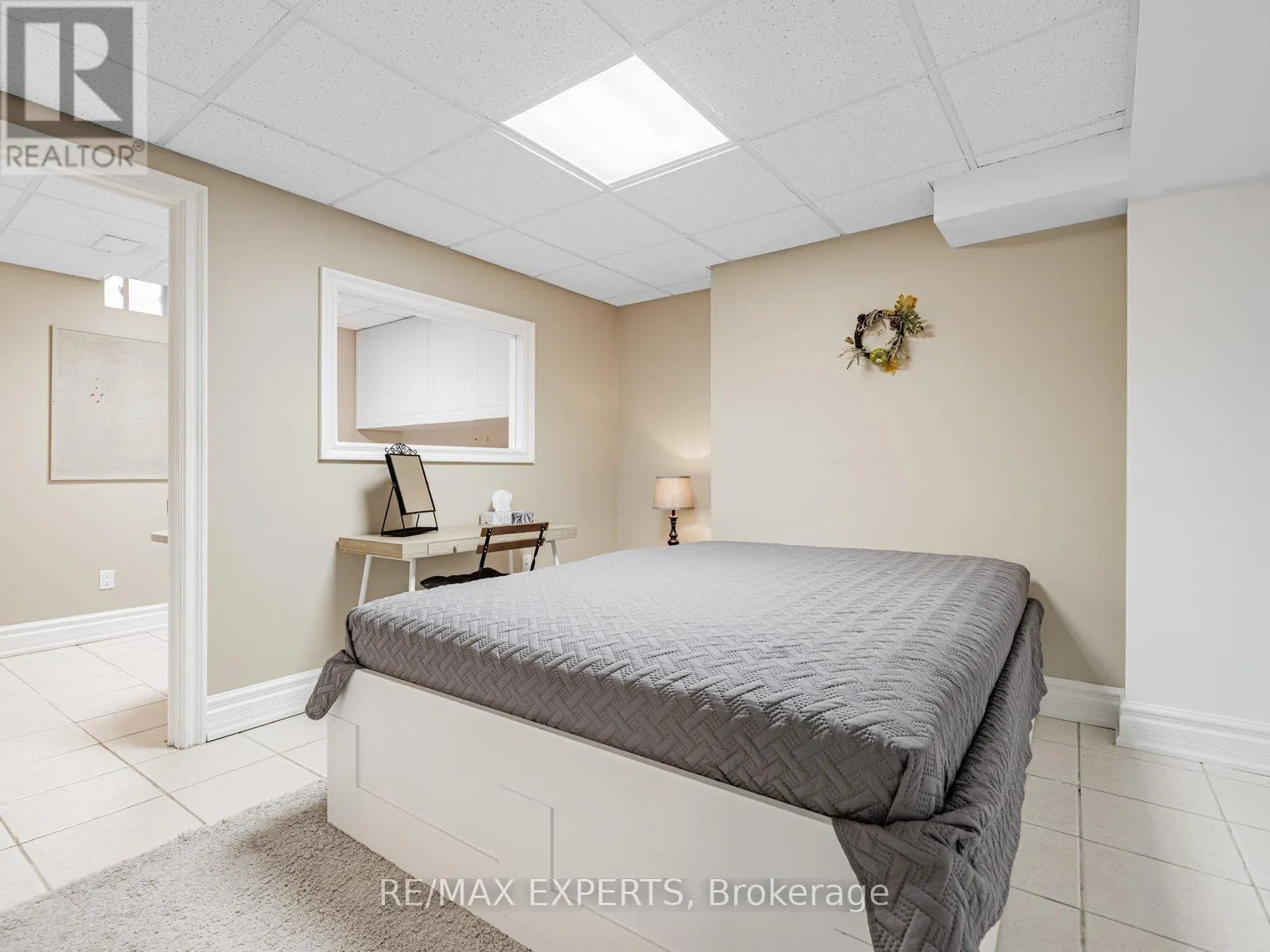 6 LOOKOUT POINT COURT