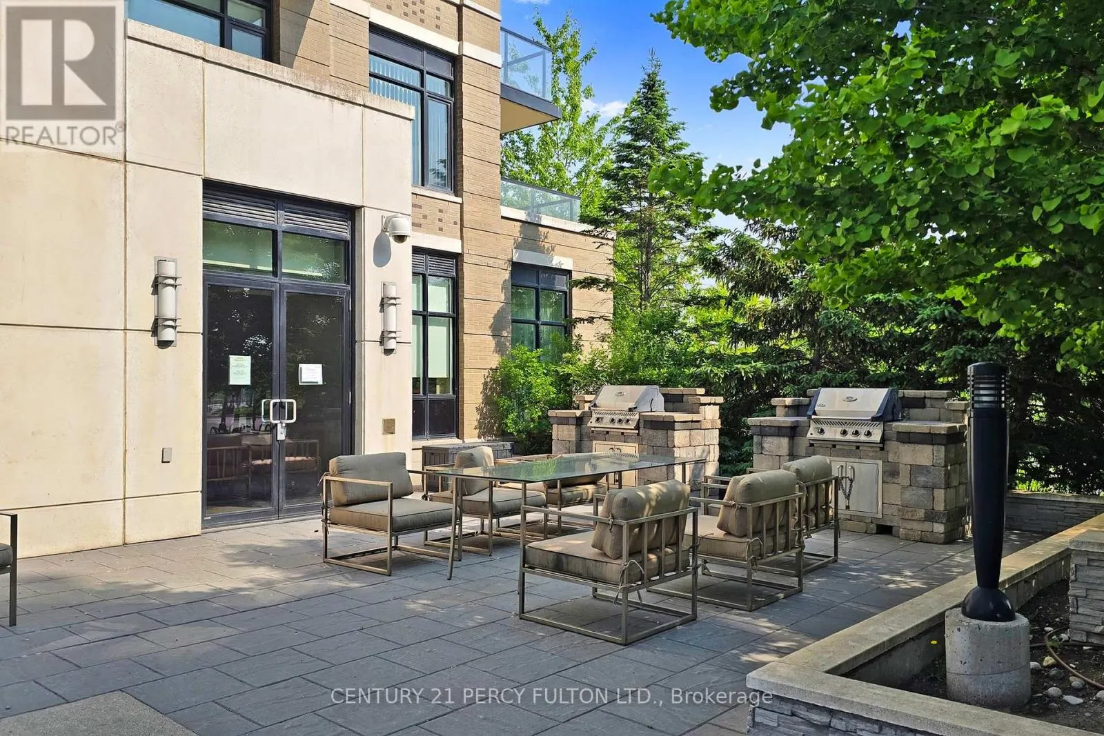 207 - 131 UPPER DUKE CRESCENT