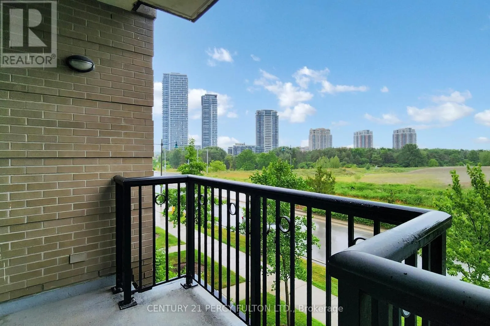 207 - 131 UPPER DUKE CRESCENT
