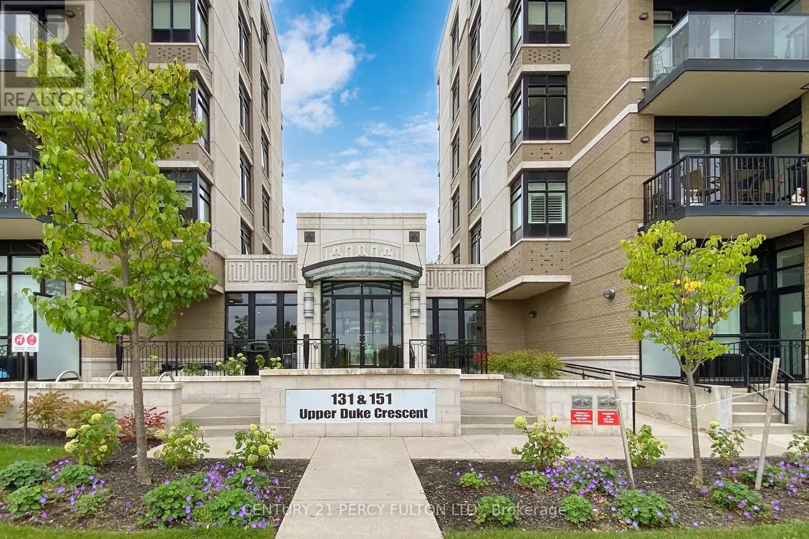 207 - 131 UPPER DUKE CRESCENT