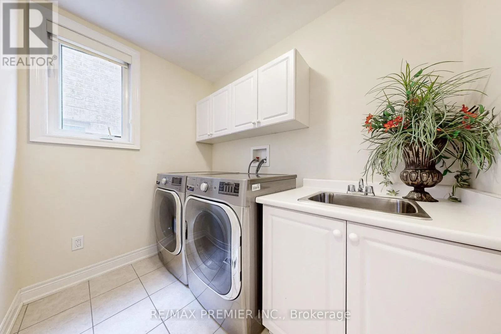 28 RIVOLI DRIVE