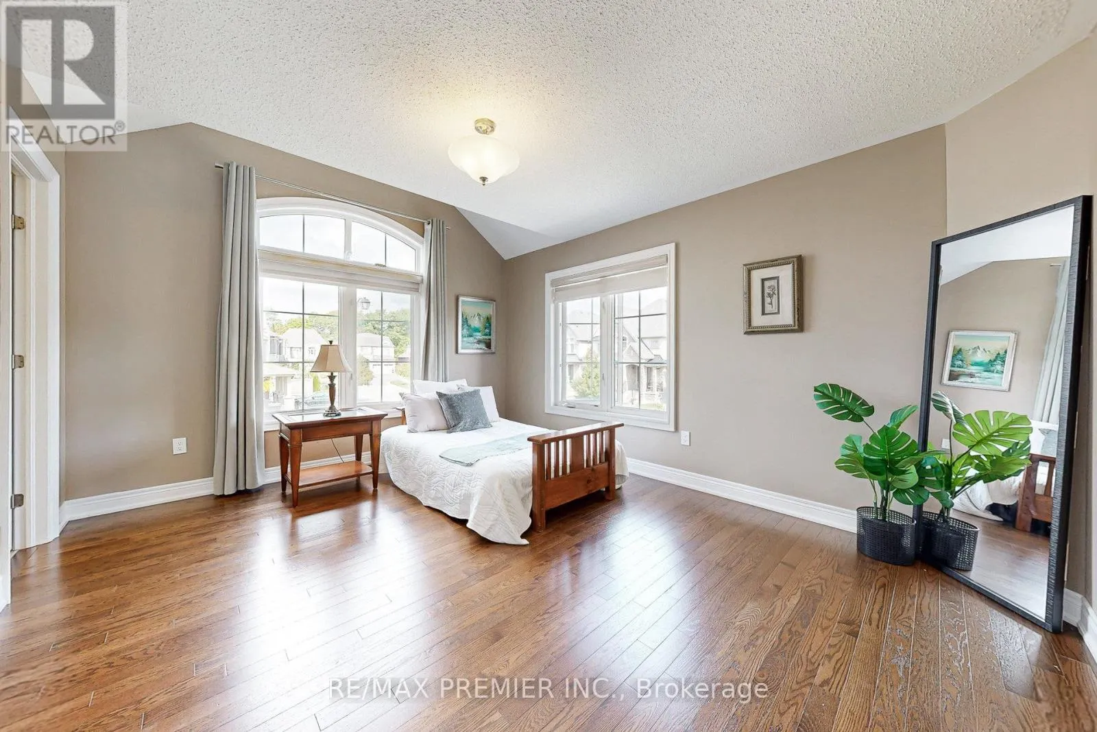28 RIVOLI DRIVE