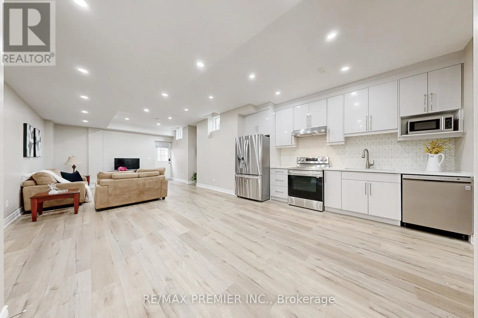 28 RIVOLI DRIVE