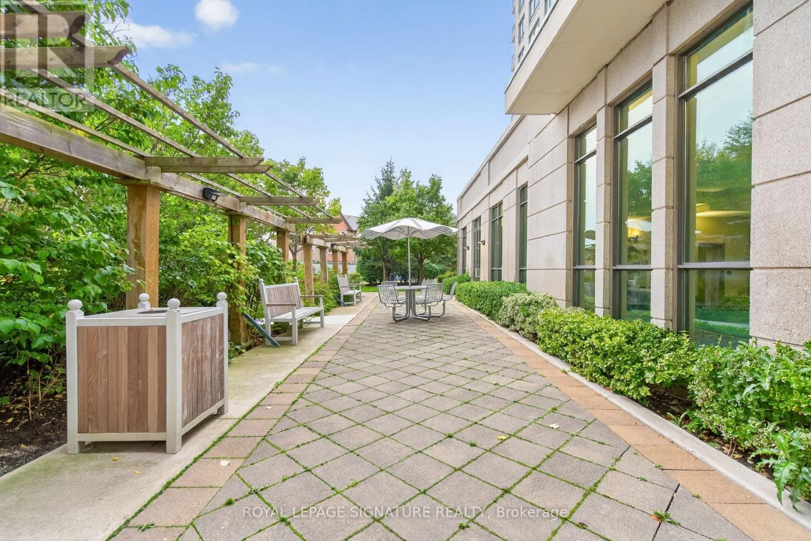 406 - 100 PROMENADE CIRCLE