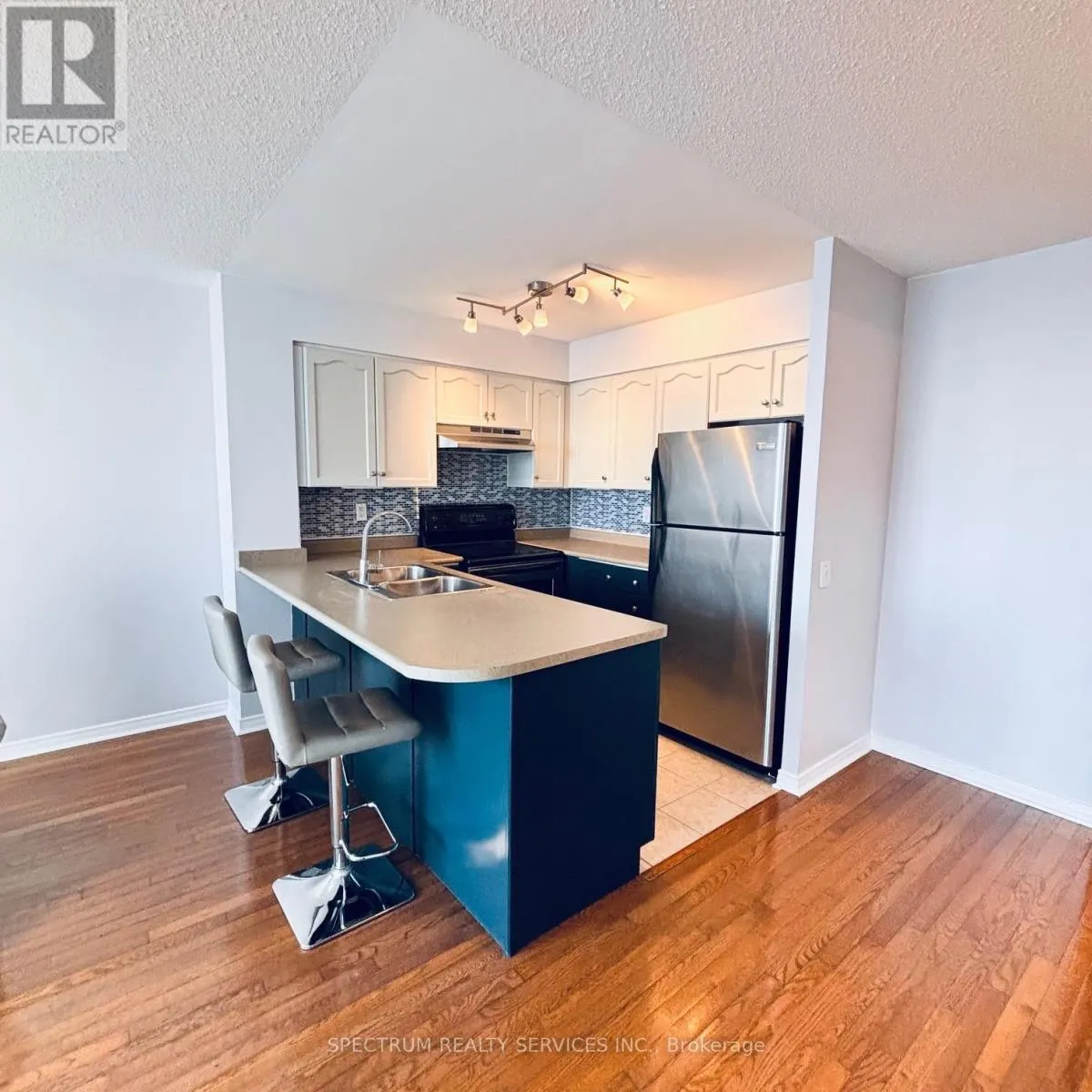 1016 - 9 NORTHERN HEIGHTS DRIVE