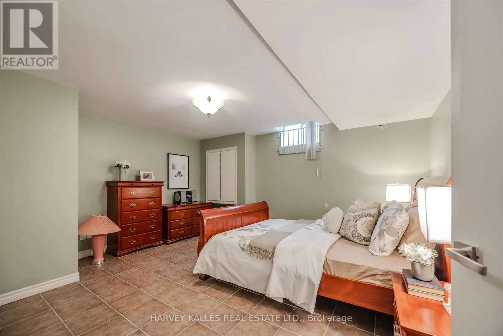94 SUTCLIFFE CRESCENT