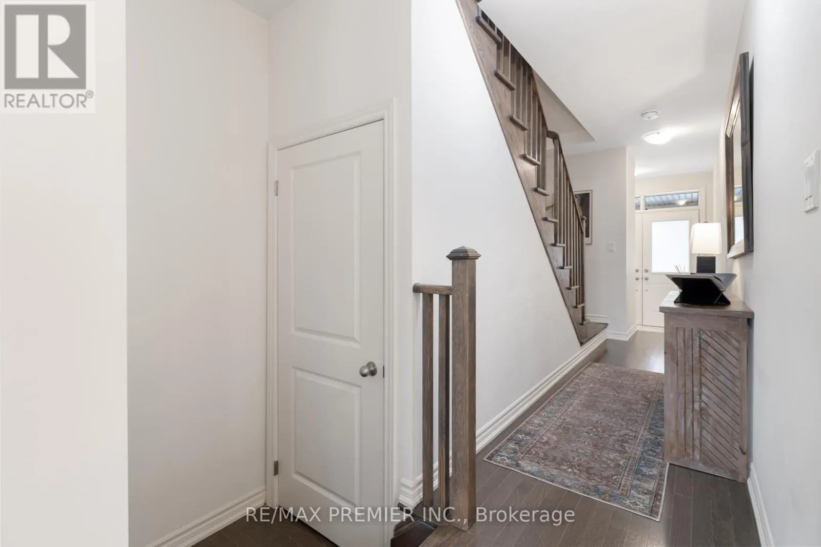 28 HOLYROOD CRESCENT