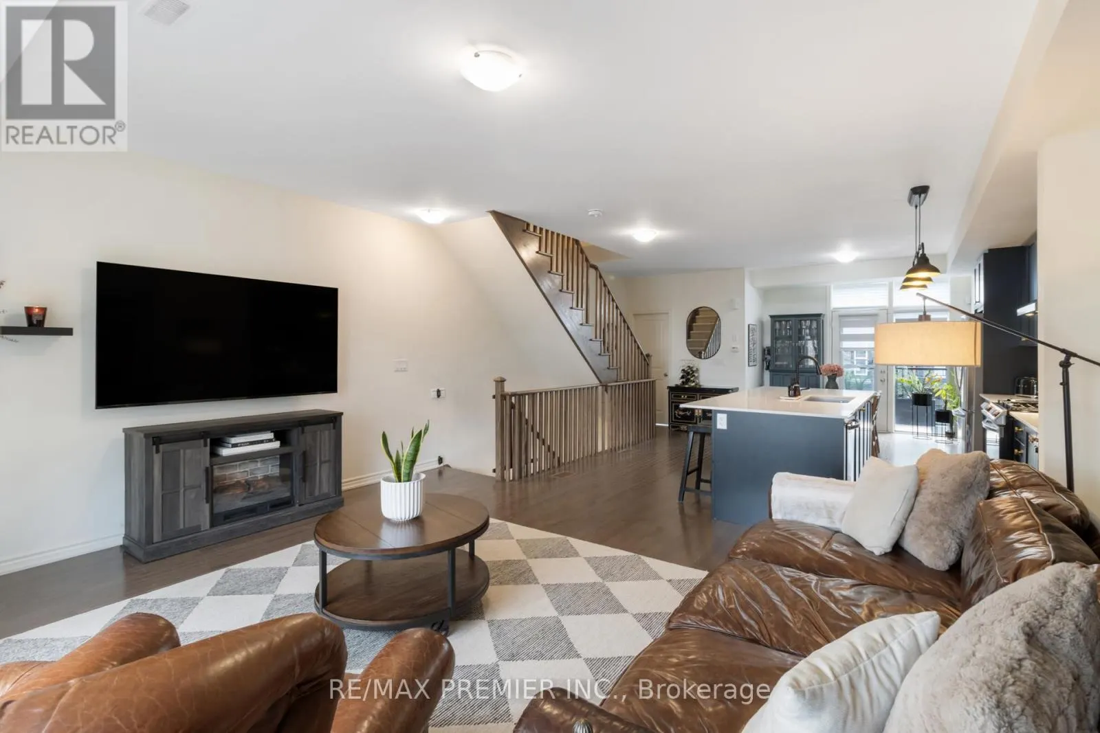 28 HOLYROOD CRESCENT