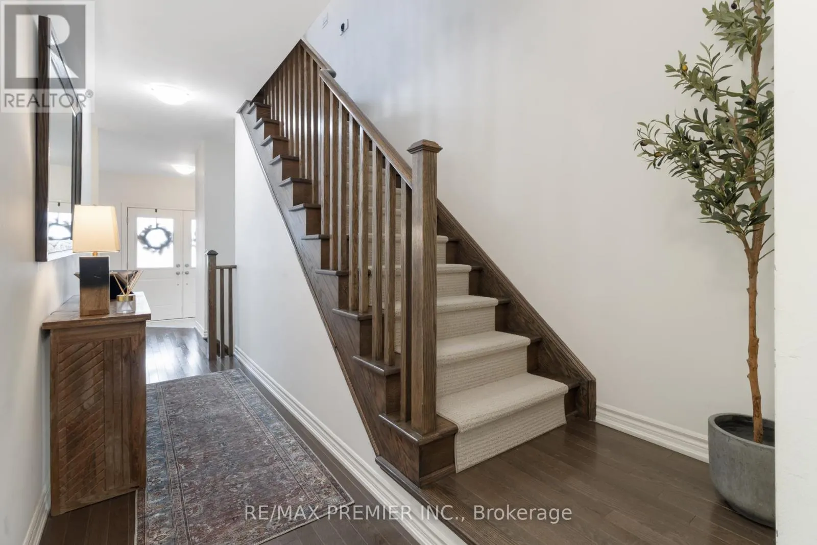 28 HOLYROOD CRESCENT