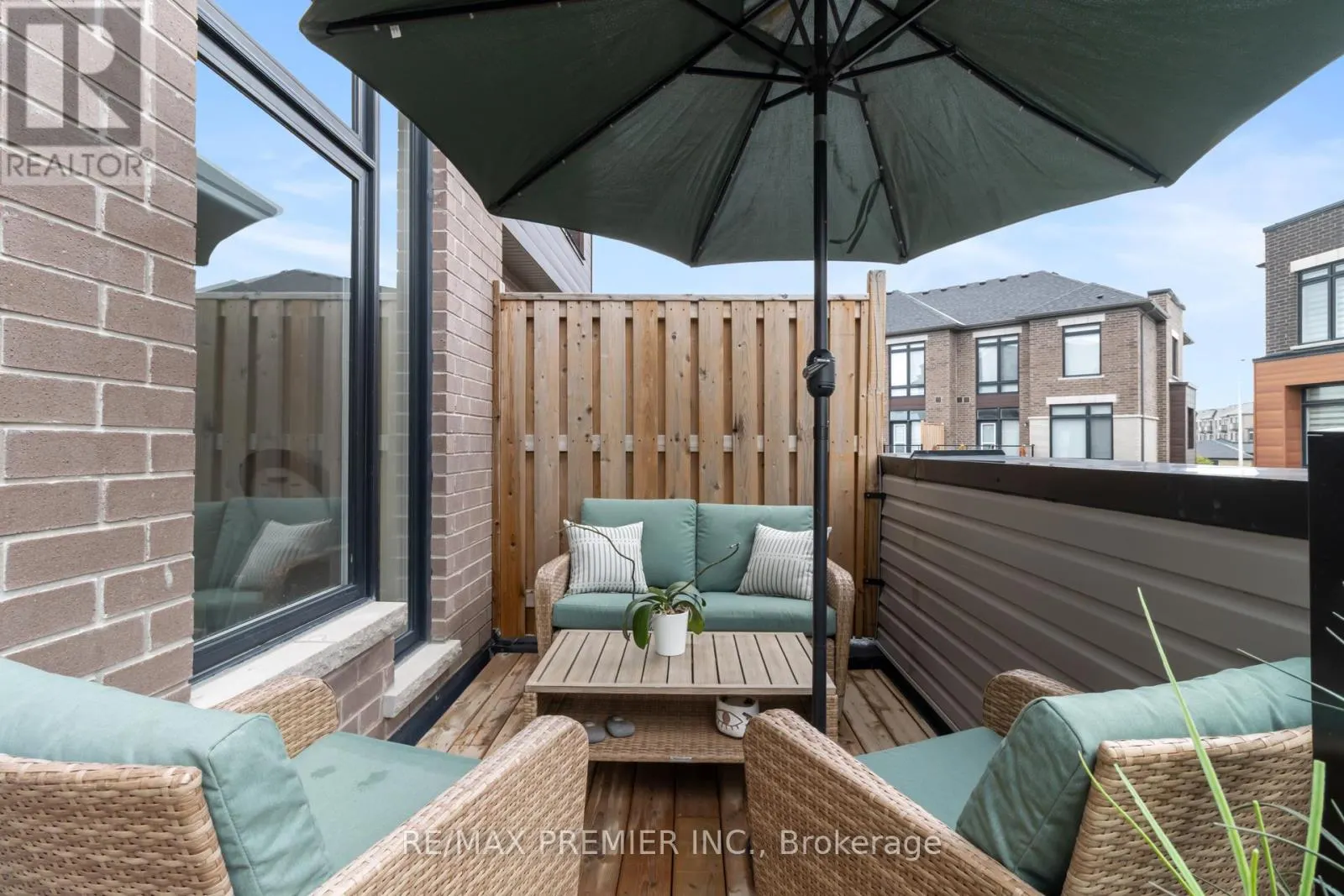 28 HOLYROOD CRESCENT