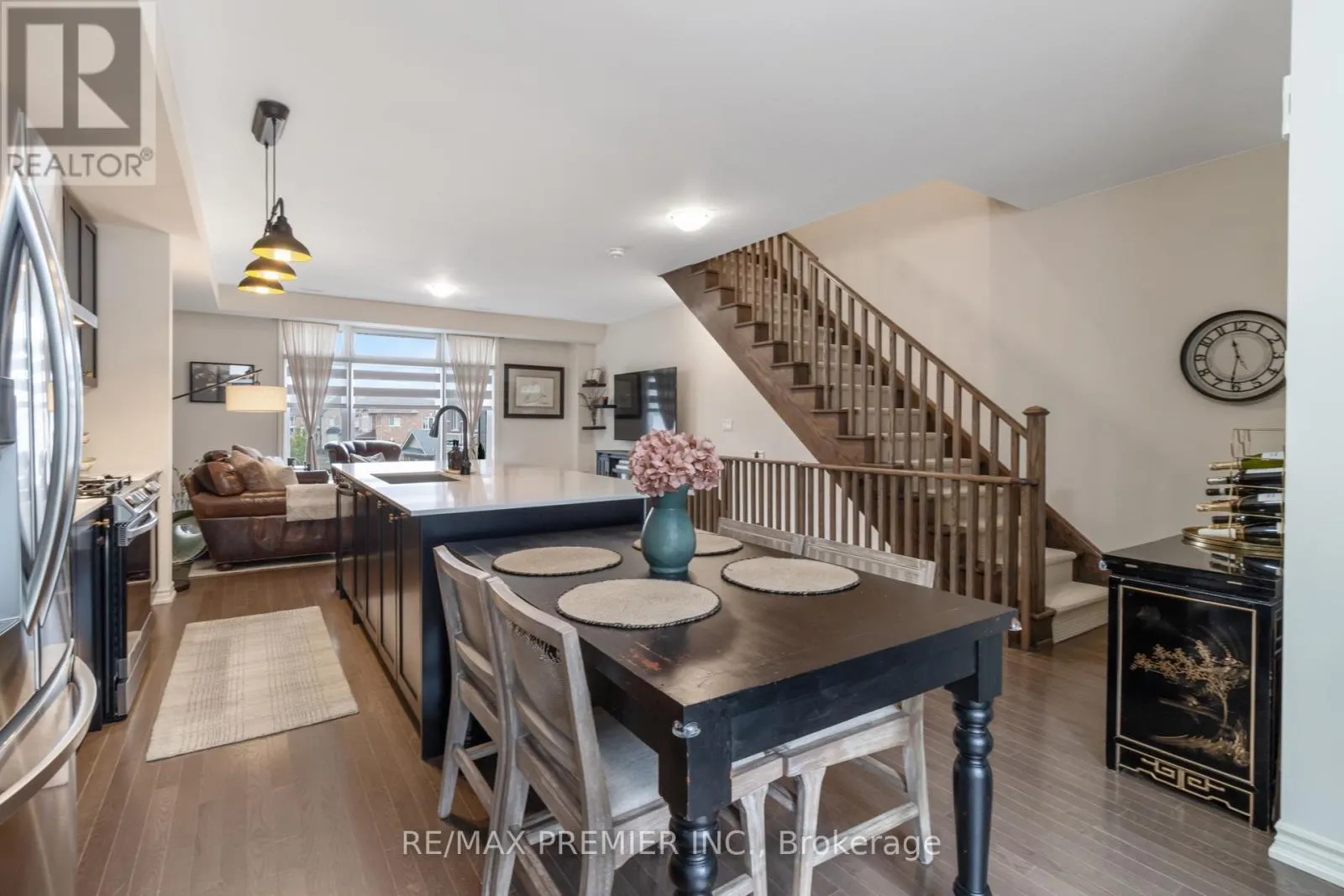 28 HOLYROOD CRESCENT