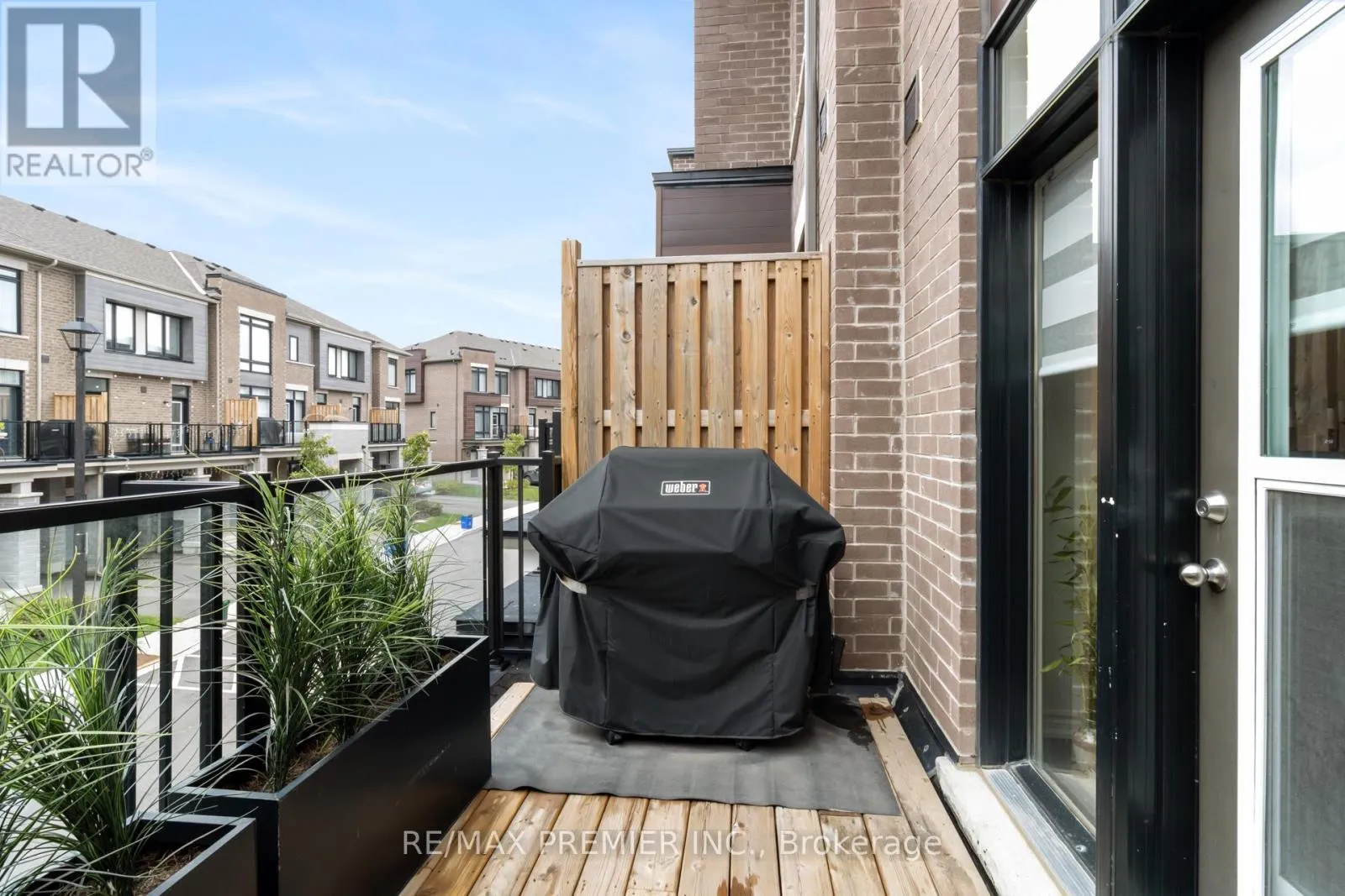 28 HOLYROOD CRESCENT