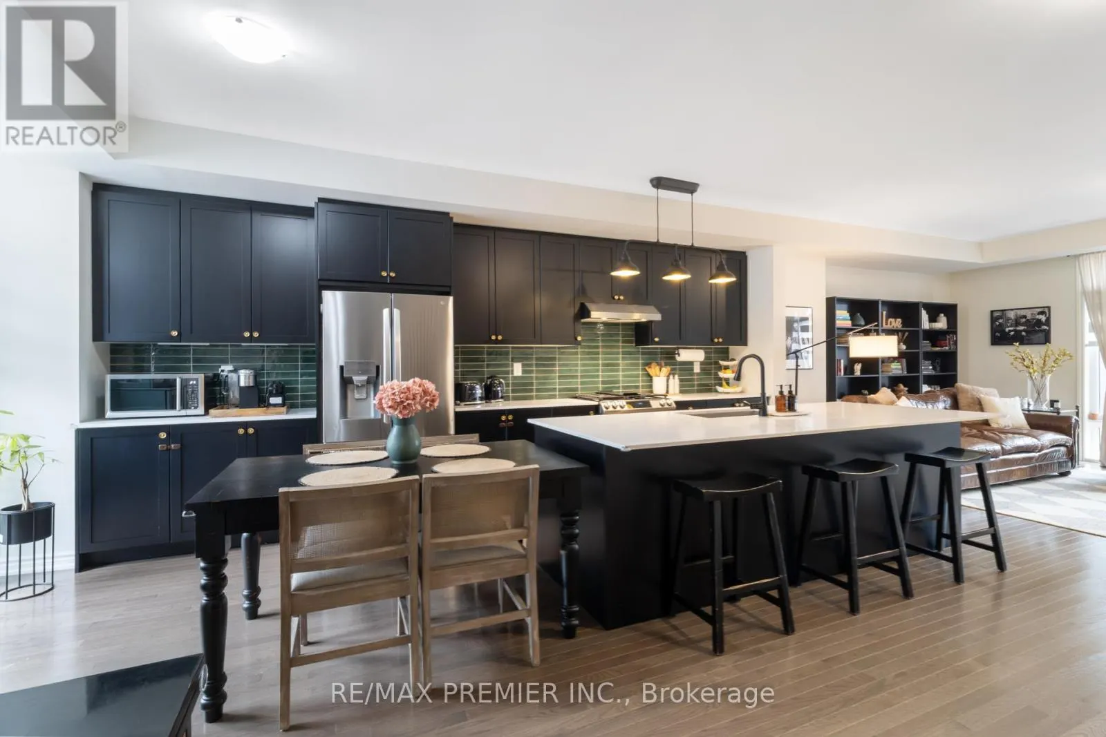 28 HOLYROOD CRESCENT