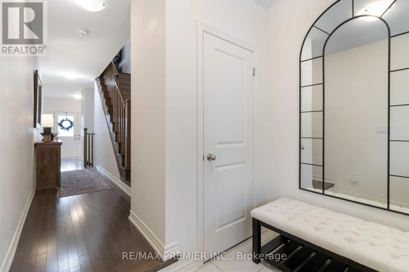 28 HOLYROOD CRESCENT