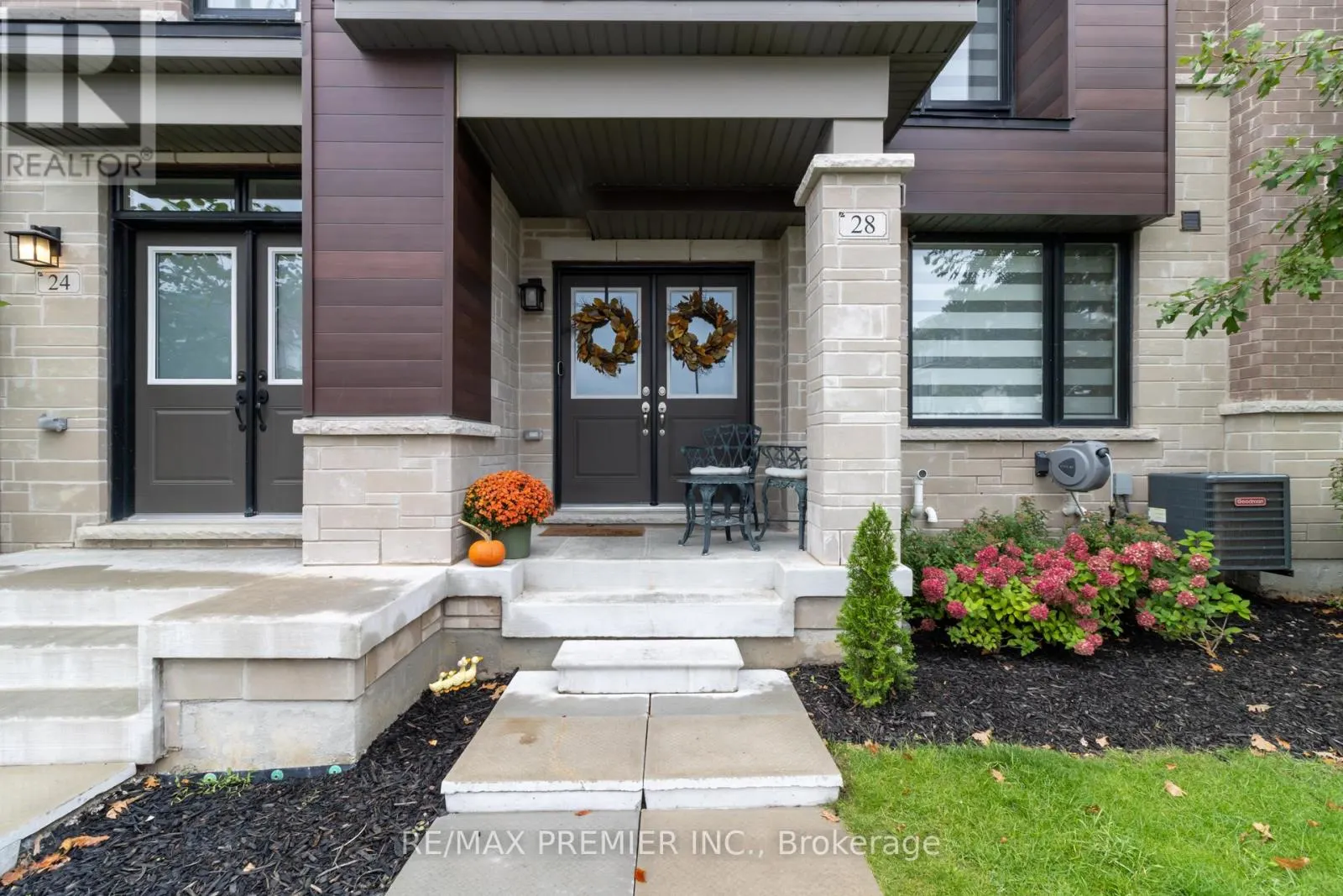28 HOLYROOD CRESCENT