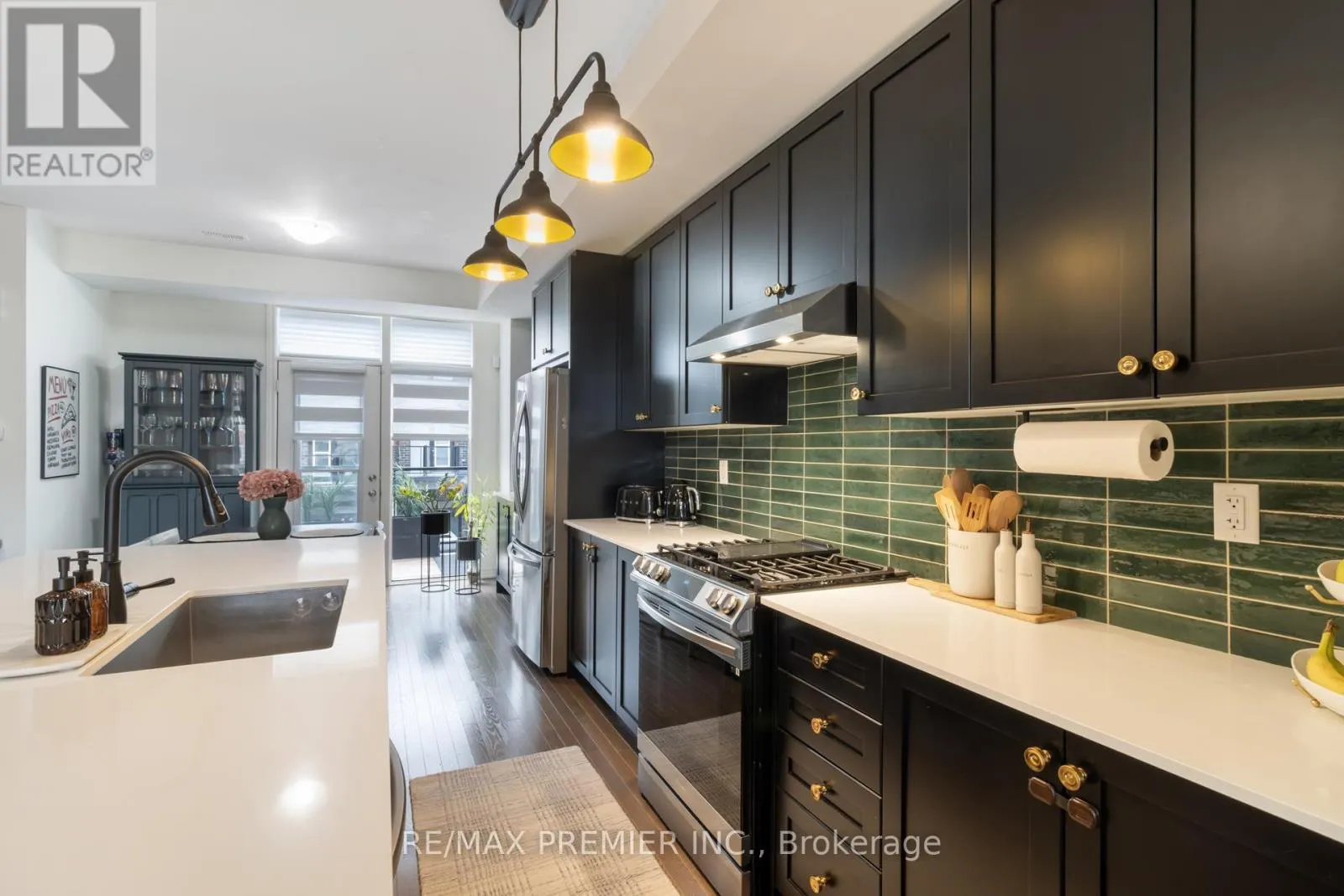 28 HOLYROOD CRESCENT