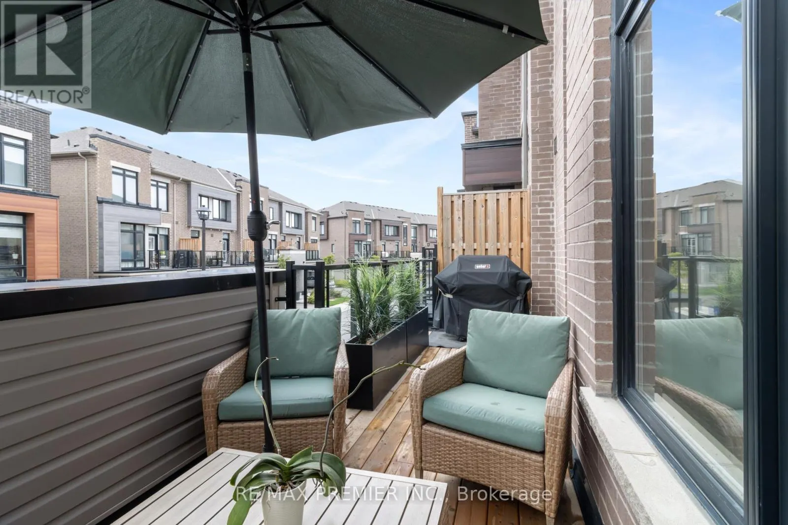 28 HOLYROOD CRESCENT