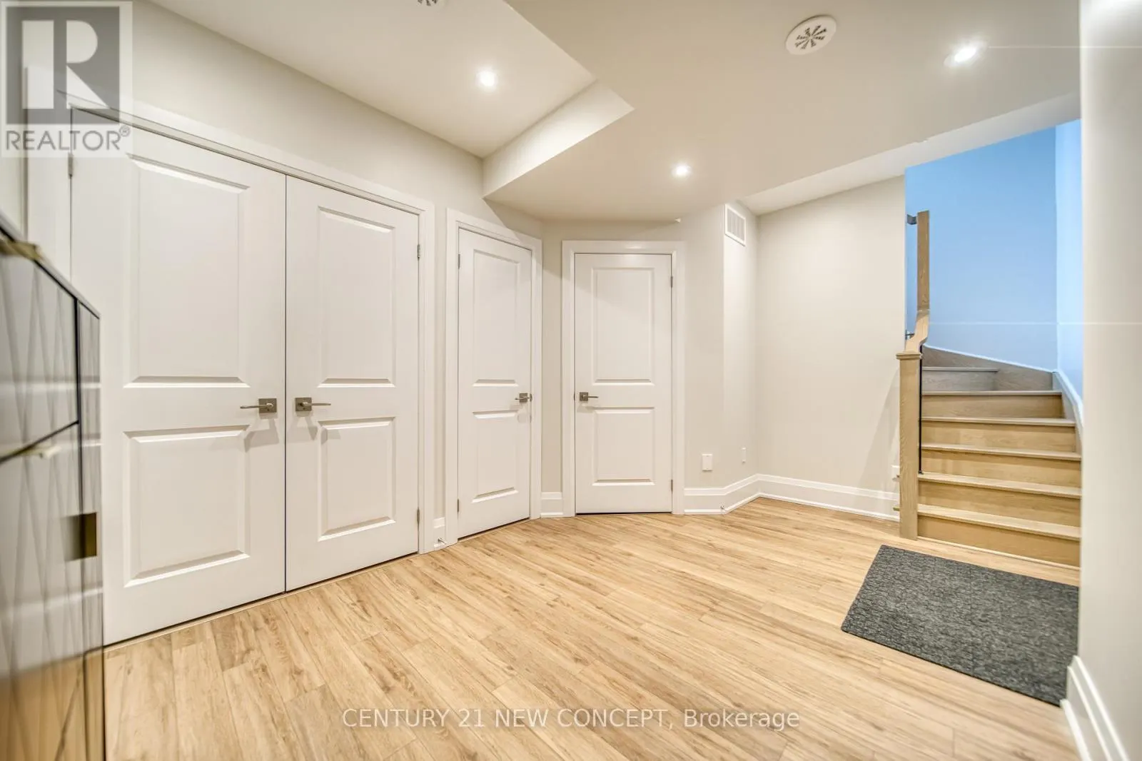 895 CLARK AVENUE W