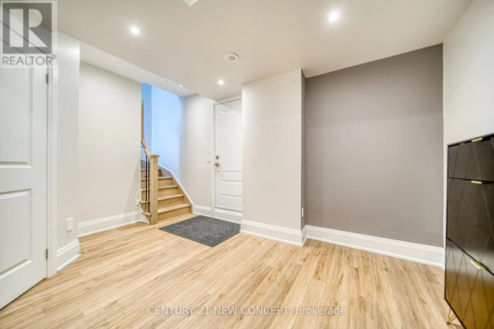 895 CLARK AVENUE W