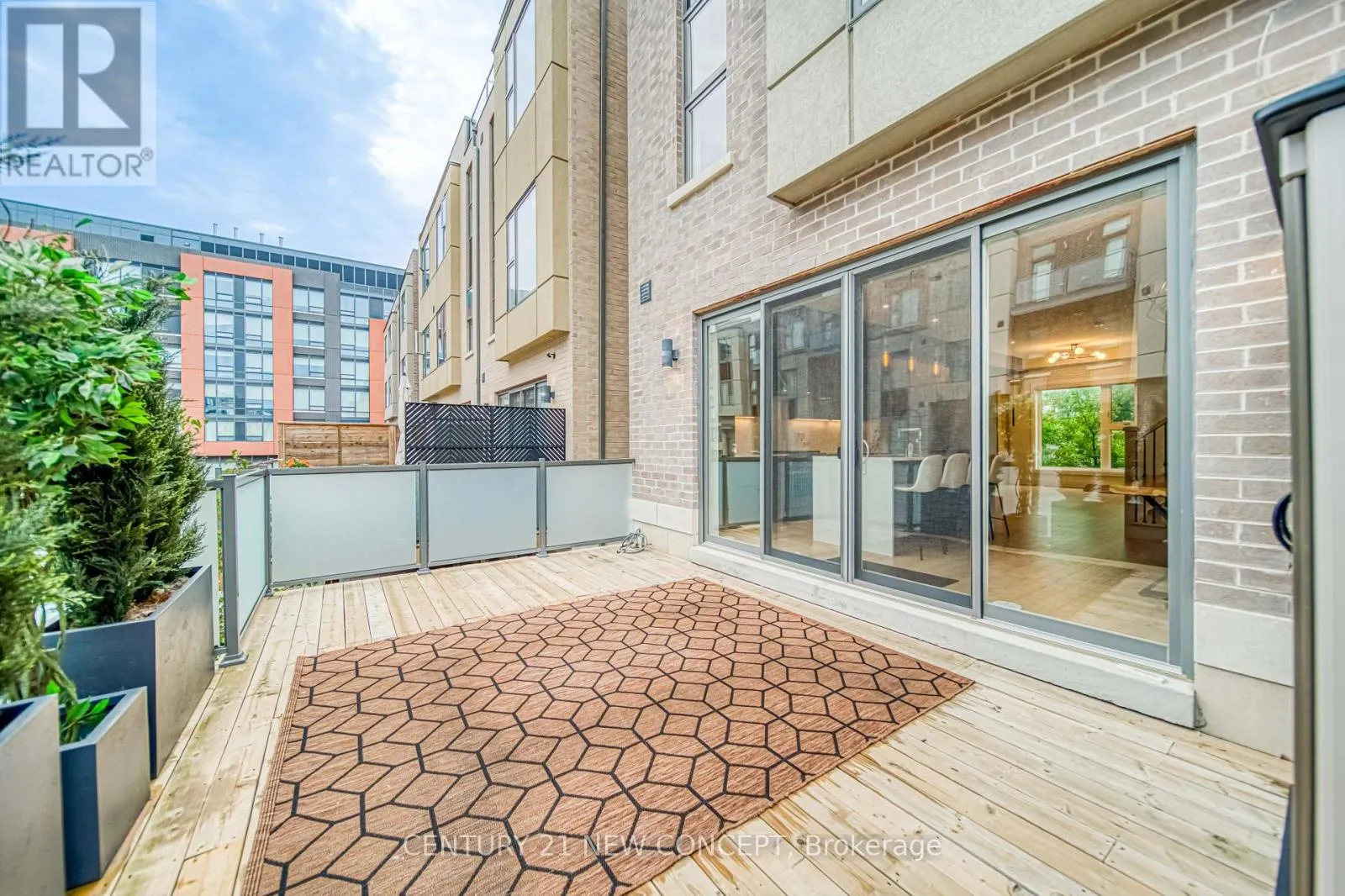 895 CLARK AVENUE W