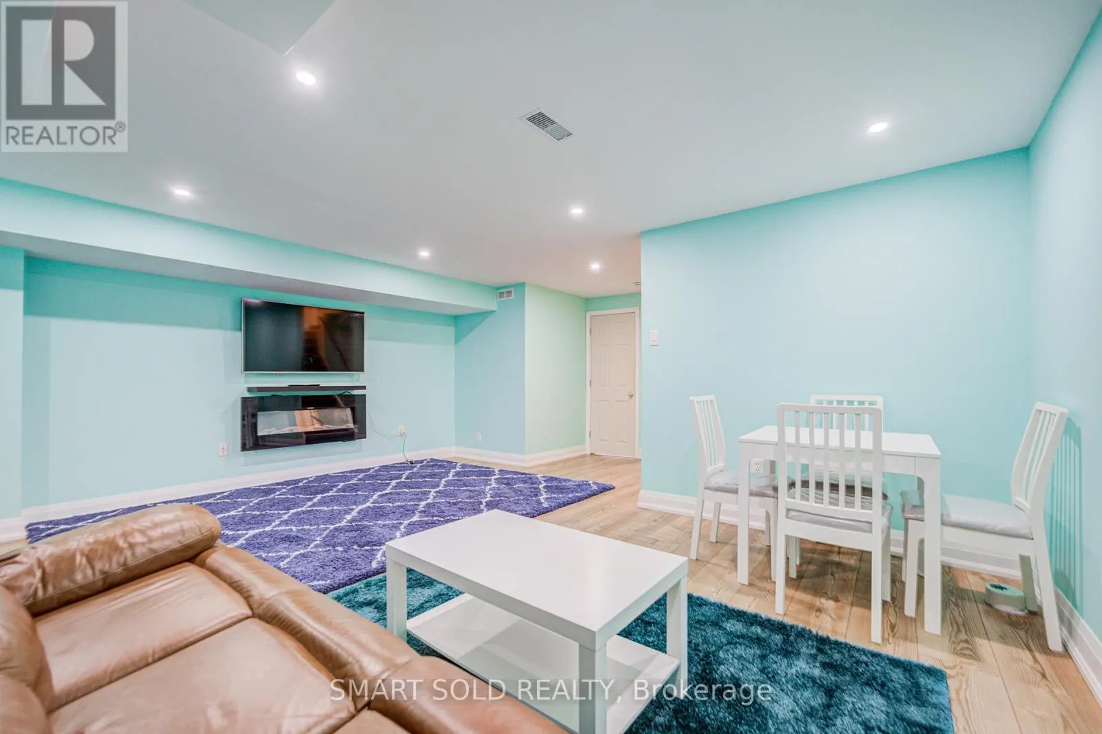 4 THORNHILL WOODS DRIVE
