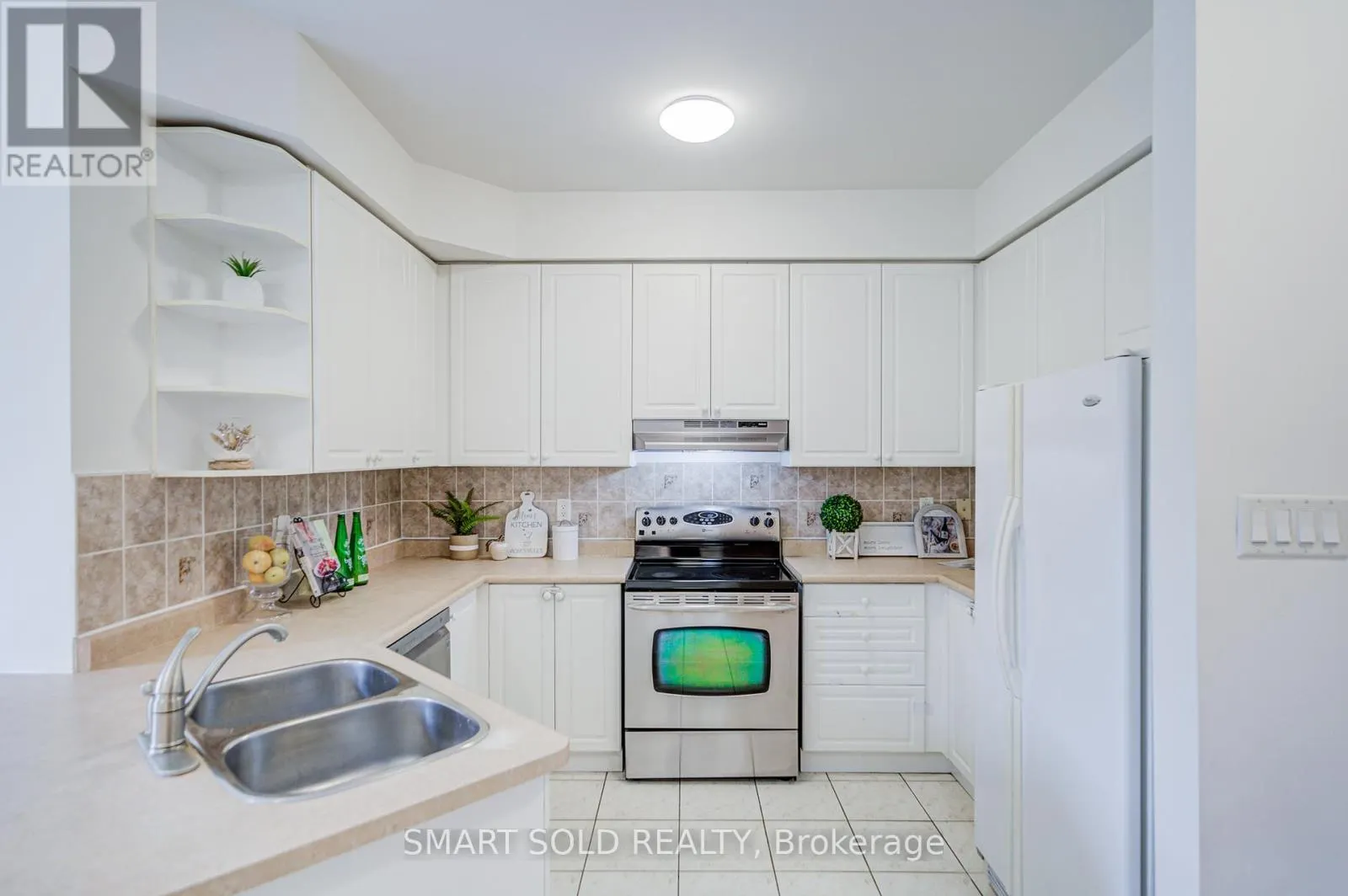 4 THORNHILL WOODS DRIVE