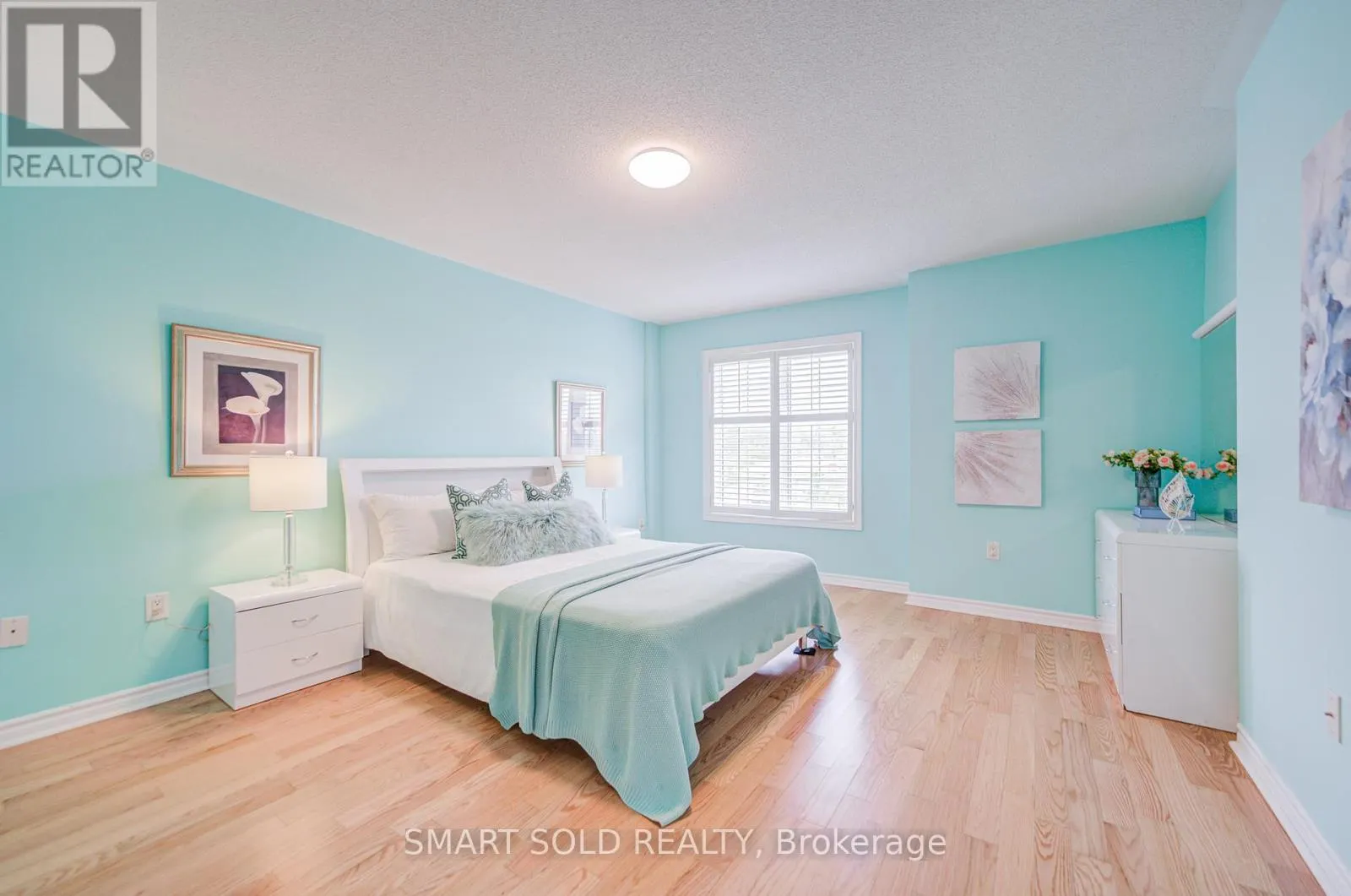 4 THORNHILL WOODS DRIVE