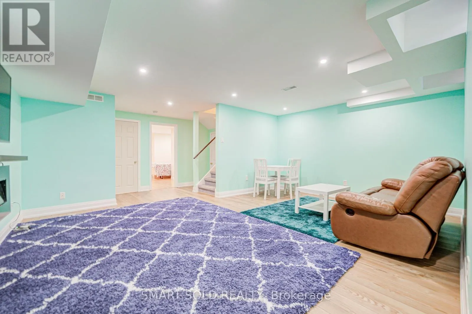 4 THORNHILL WOODS DRIVE