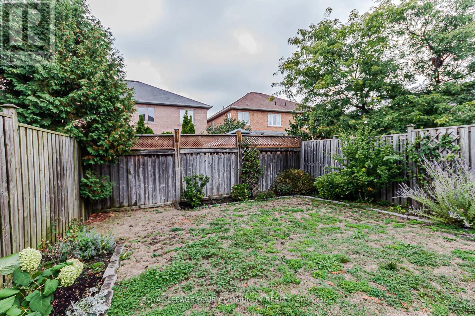 32 BLACK MAPLE CRESCENT
