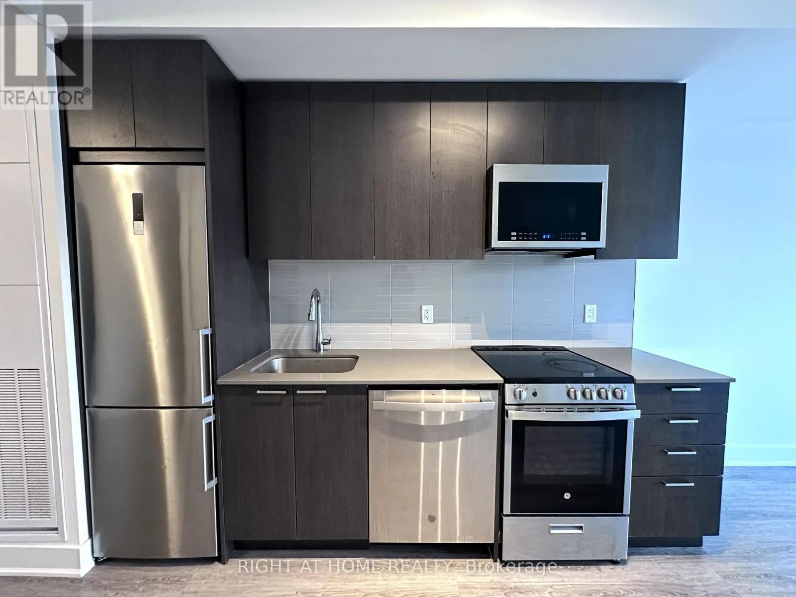 015 - 185 DEERFIELD ROAD