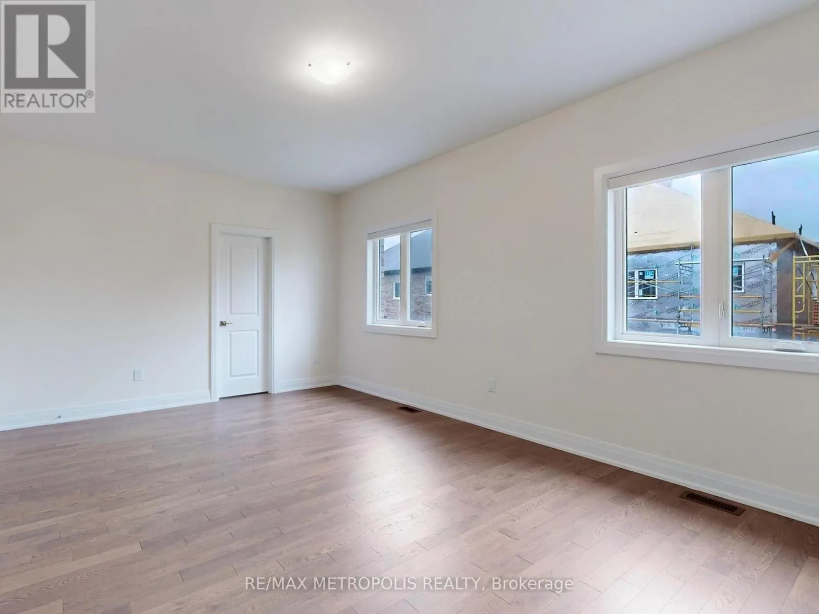 MAIN - 21 LA REINE AVENUE