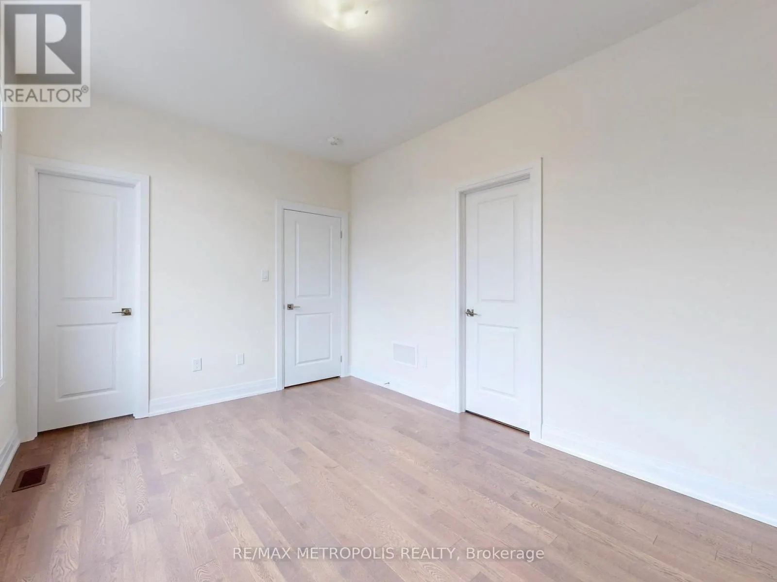 MAIN - 21 LA REINE AVENUE