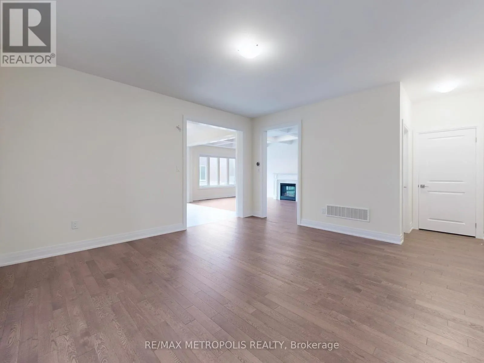 MAIN - 21 LA REINE AVENUE