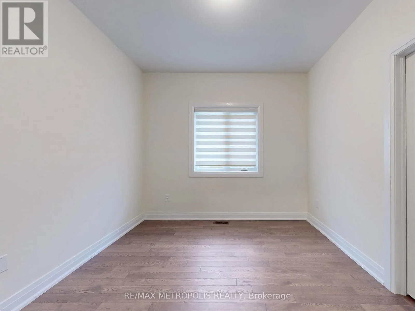 21 LA REINE AVENUE