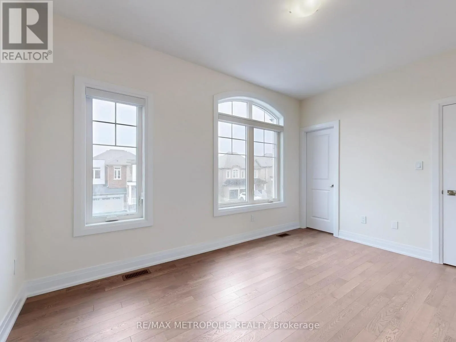 21 LA REINE AVENUE