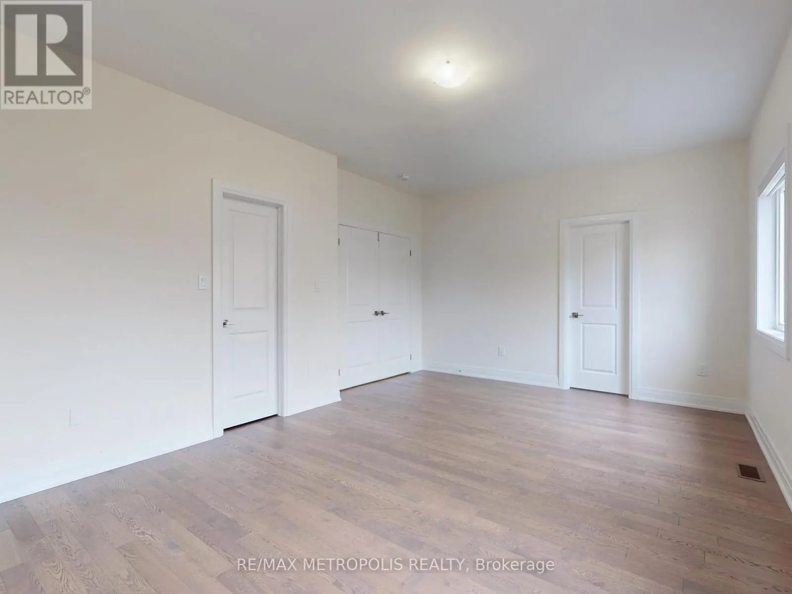 21 LA REINE AVENUE