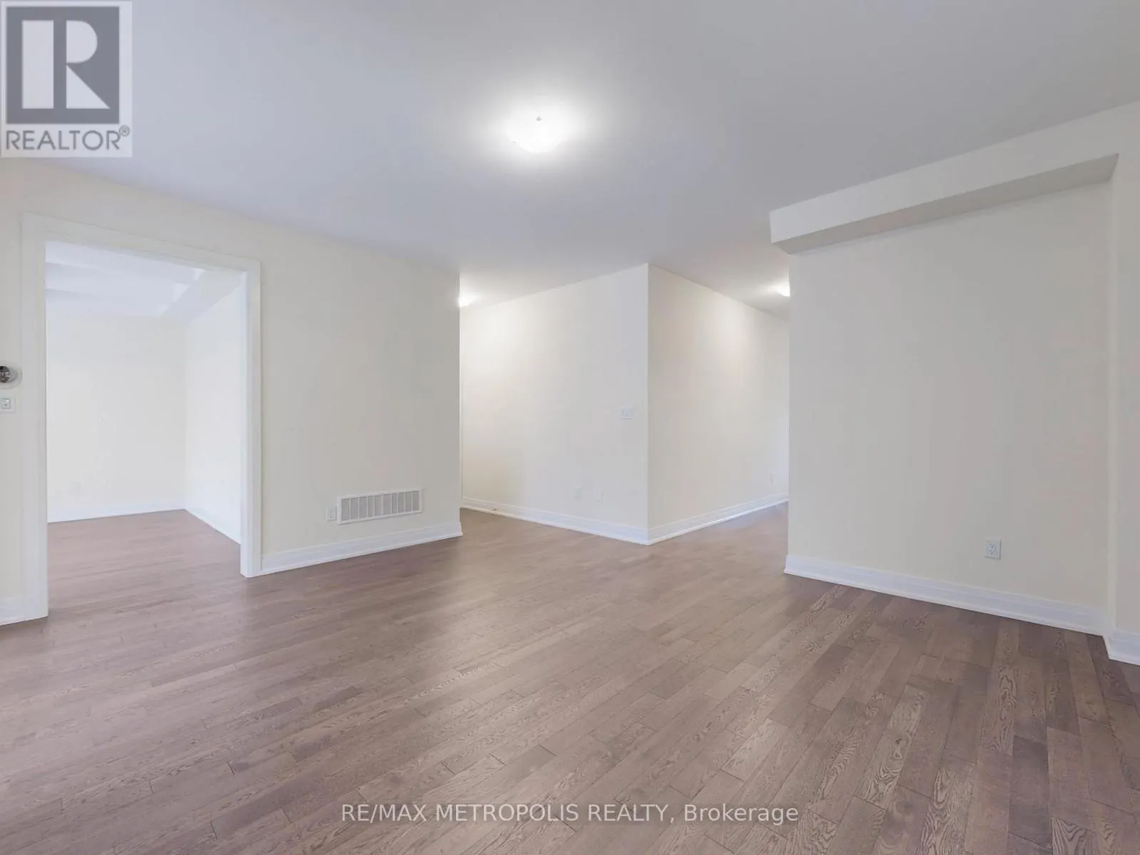 21 LA REINE AVENUE