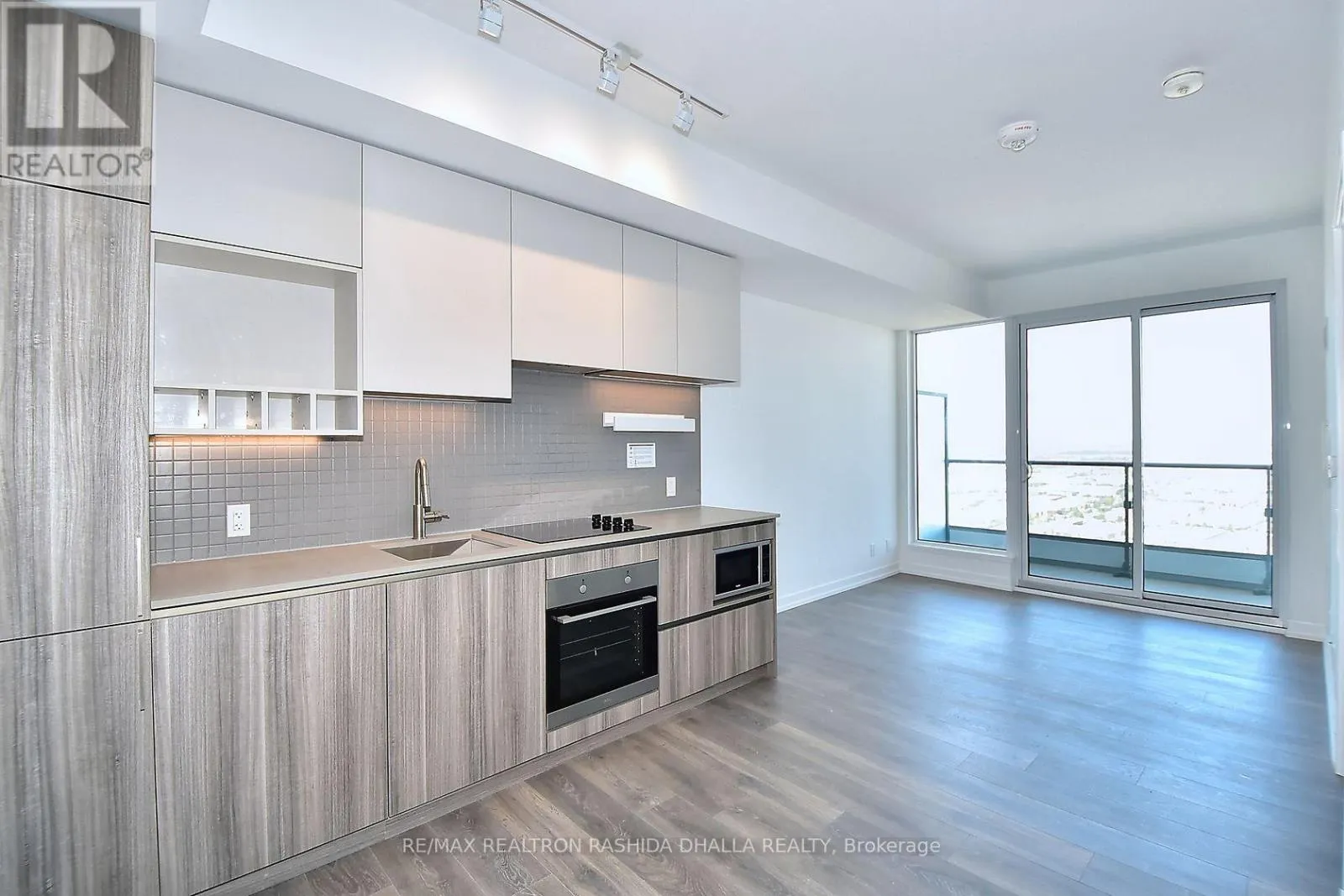 4011 - 898 PORTAGE PARKWAY