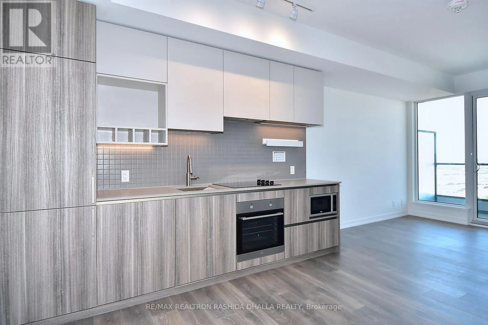 4011 - 898 PORTAGE PARKWAY