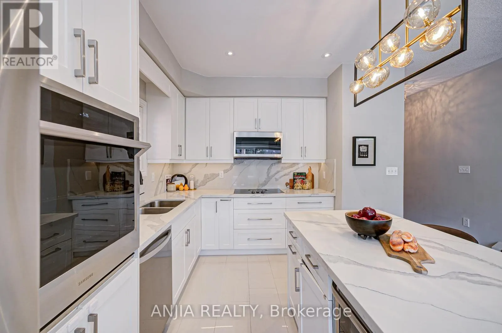 54 RAINBOW VALLEY CRESCENT
