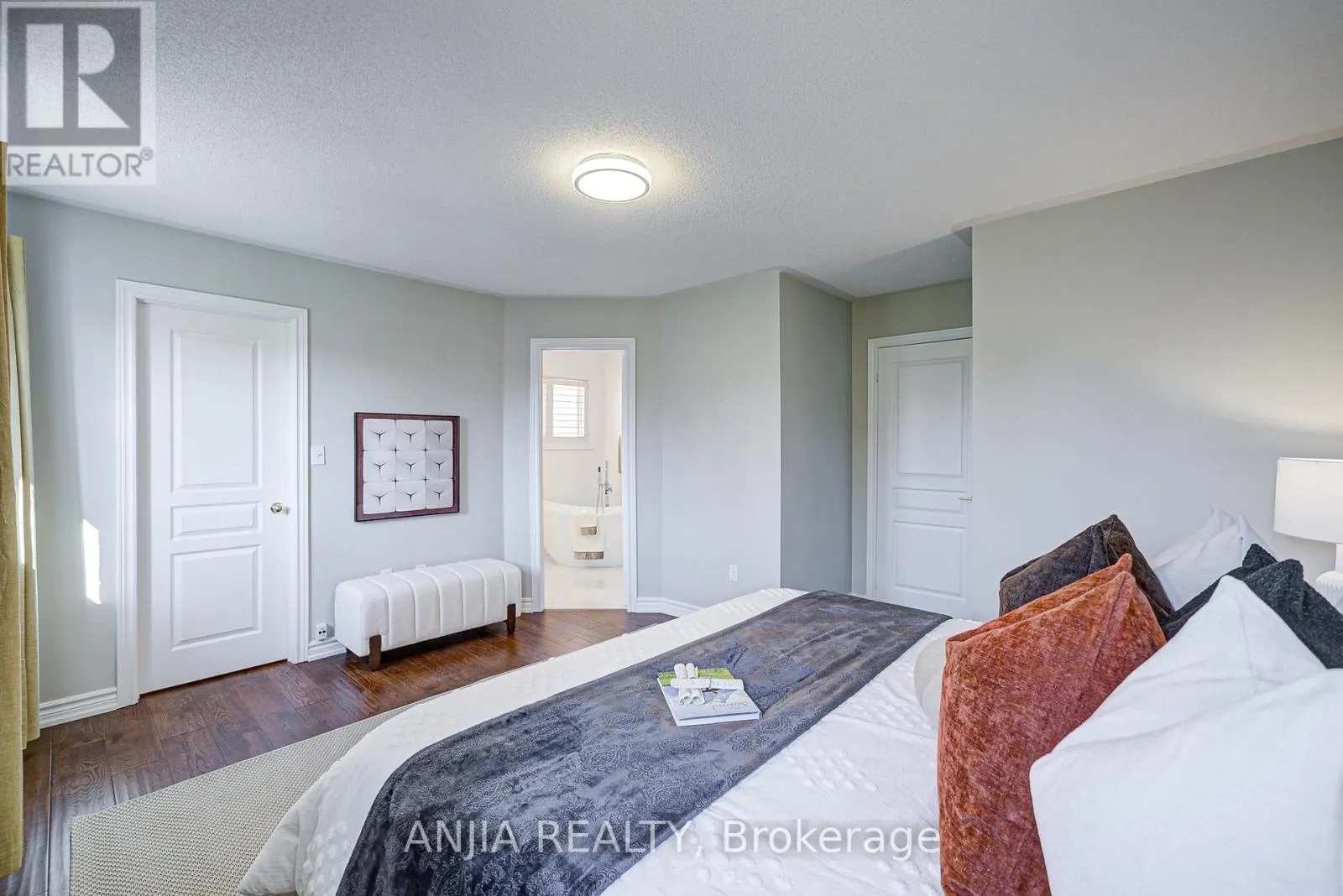 54 RAINBOW VALLEY CRESCENT